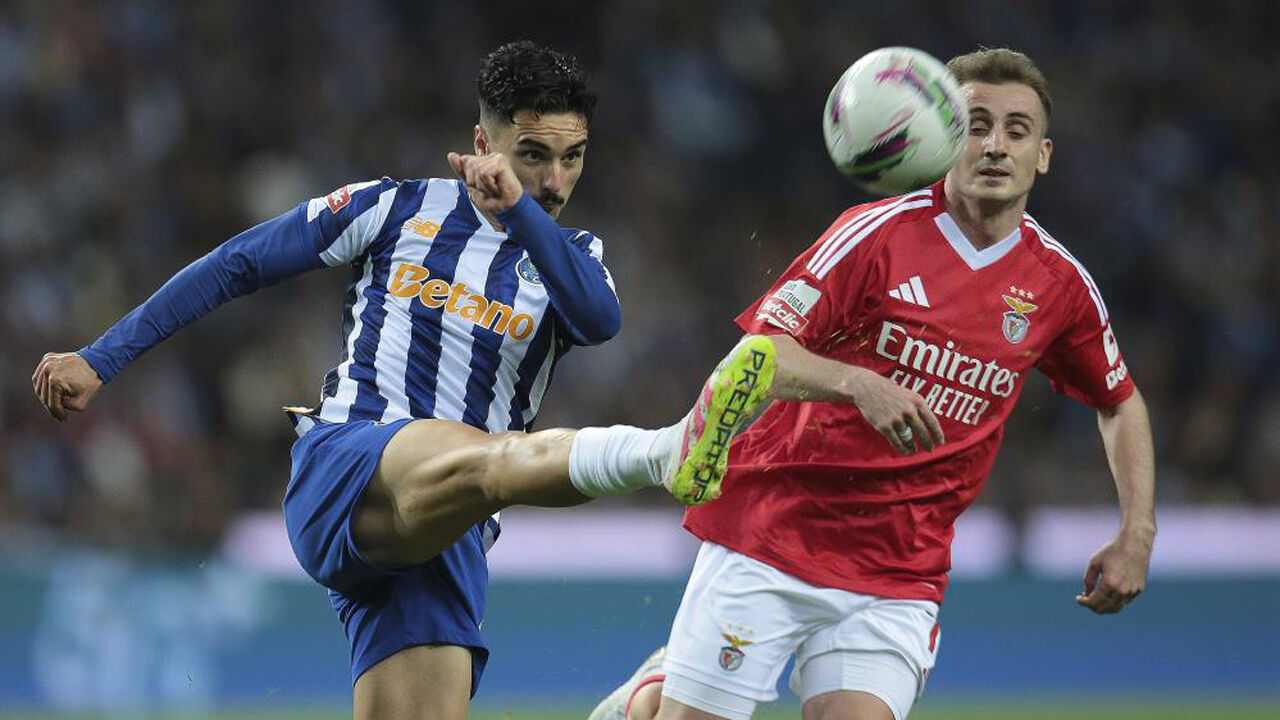 Eustáquio em disputa com Aktürkoglu durante o FC Porto-Benfica