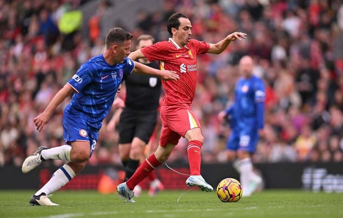 Yossi Benayoun num jogo de lendas do Liverpool