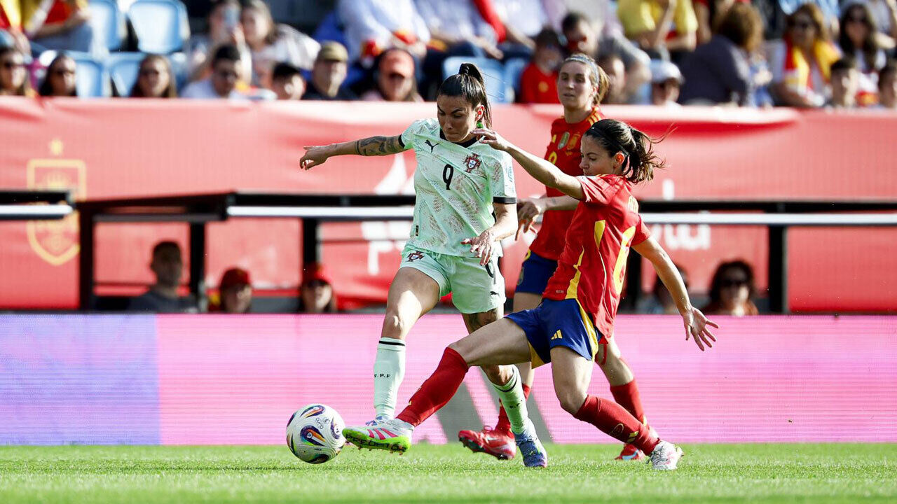 Ana Borges numa disputa de bola durante o Espanha-Portugal