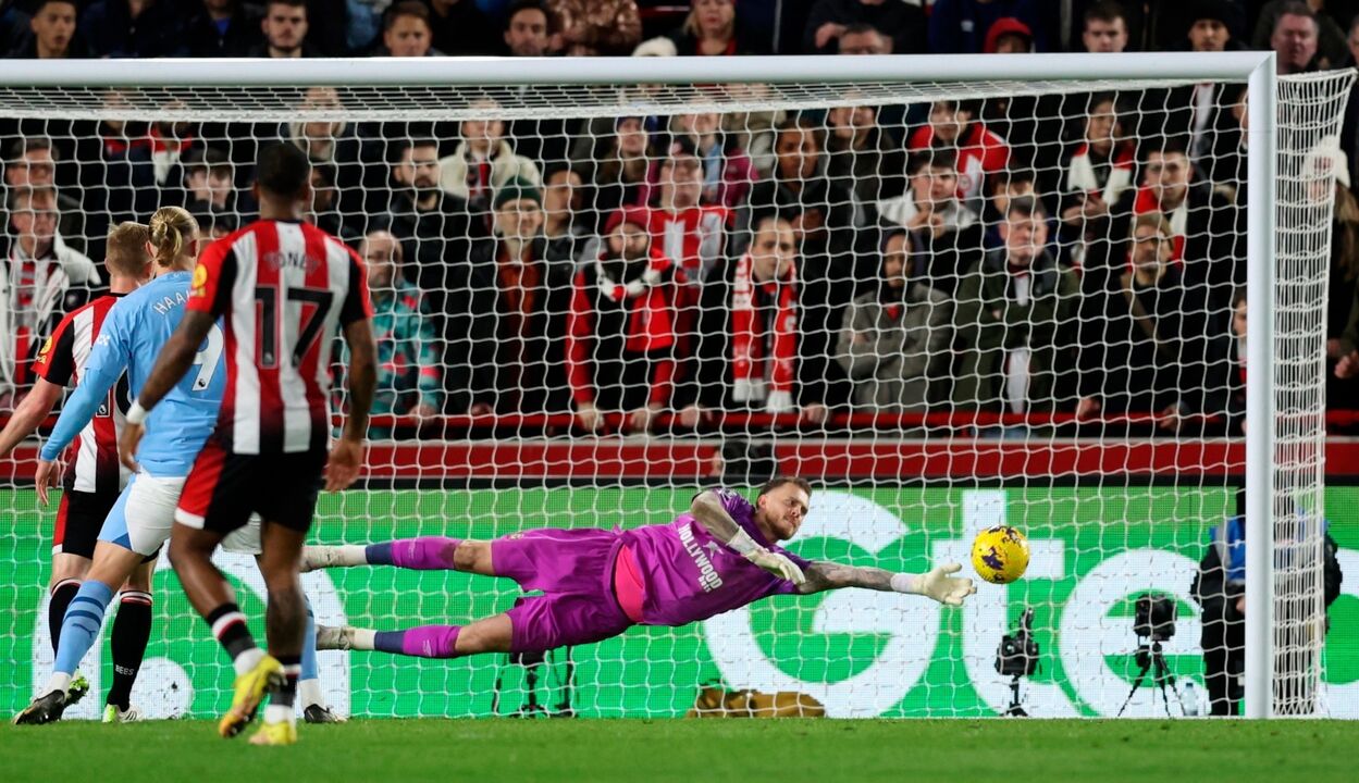 Guarda-redes em ação diante do Manchester City