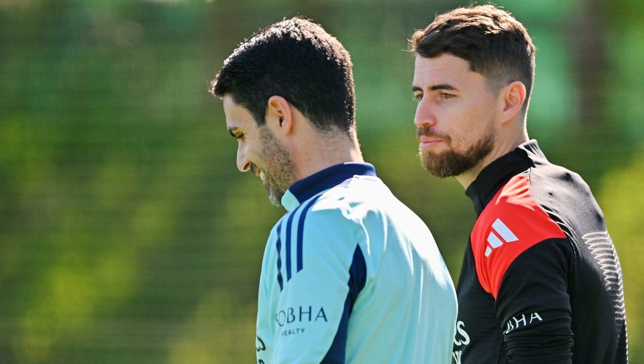 Jorginho com Arteta num treino do Arsenal