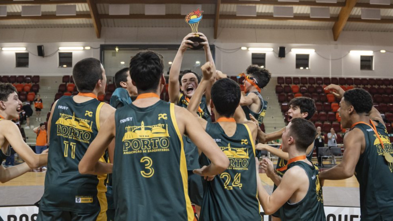 Equipa masculina de Sub-14 do Porto celebra conquista na Festa do Basquetebol de 2024