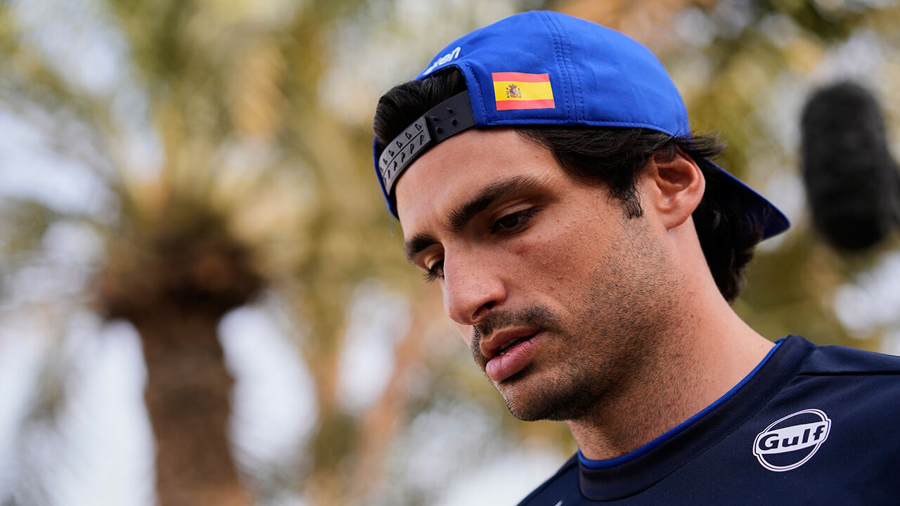 Sainz na chegada ao Bahrain