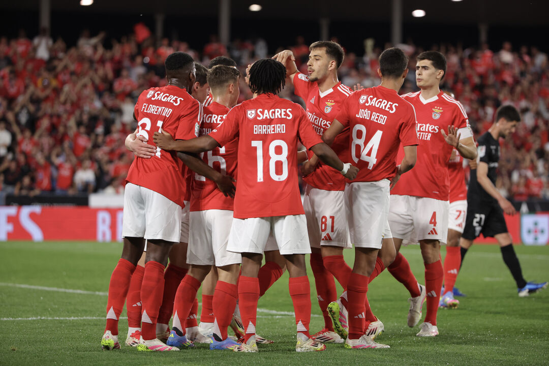Jogadores do Benfica a festejarem triunfo frente ao Tirsense para a Taça de Portugal