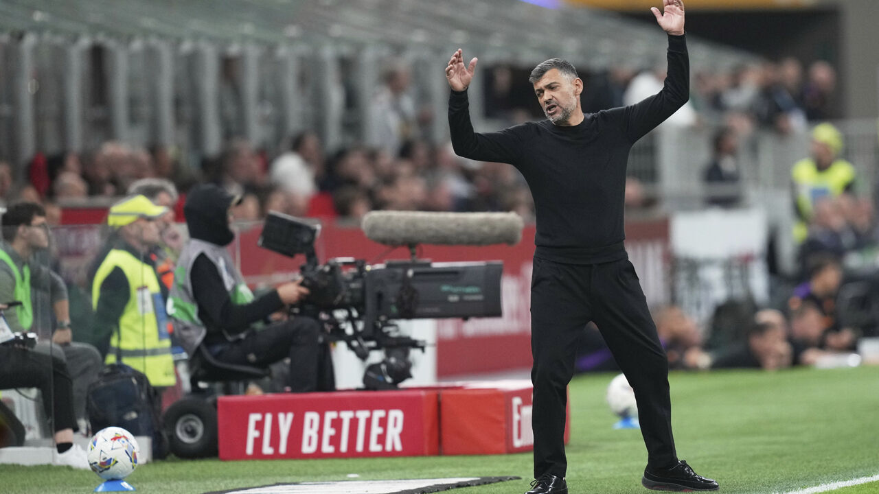 Sérgio Conceição reage durante jogo do Milan