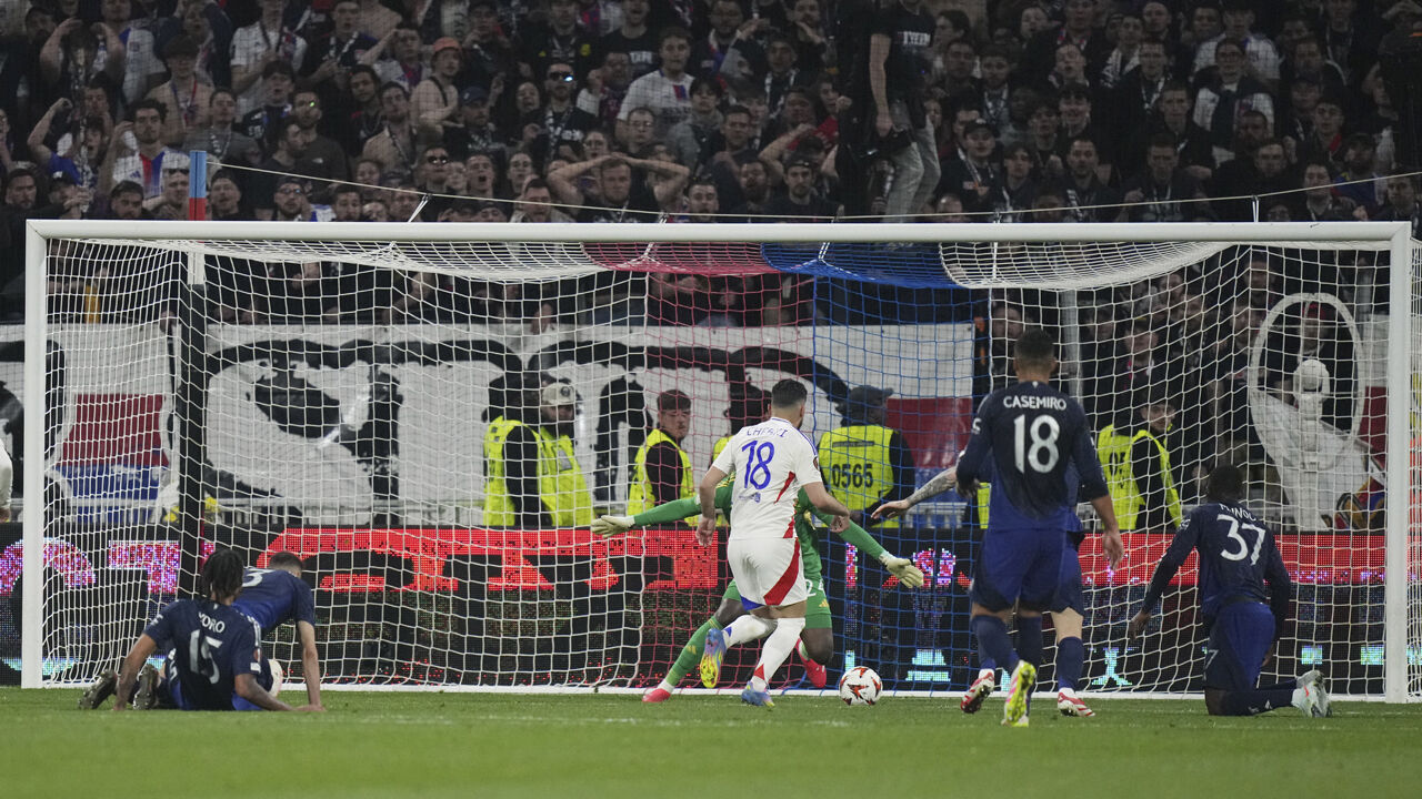 O momento do segundo golo do Lyon frente ao Manchester United