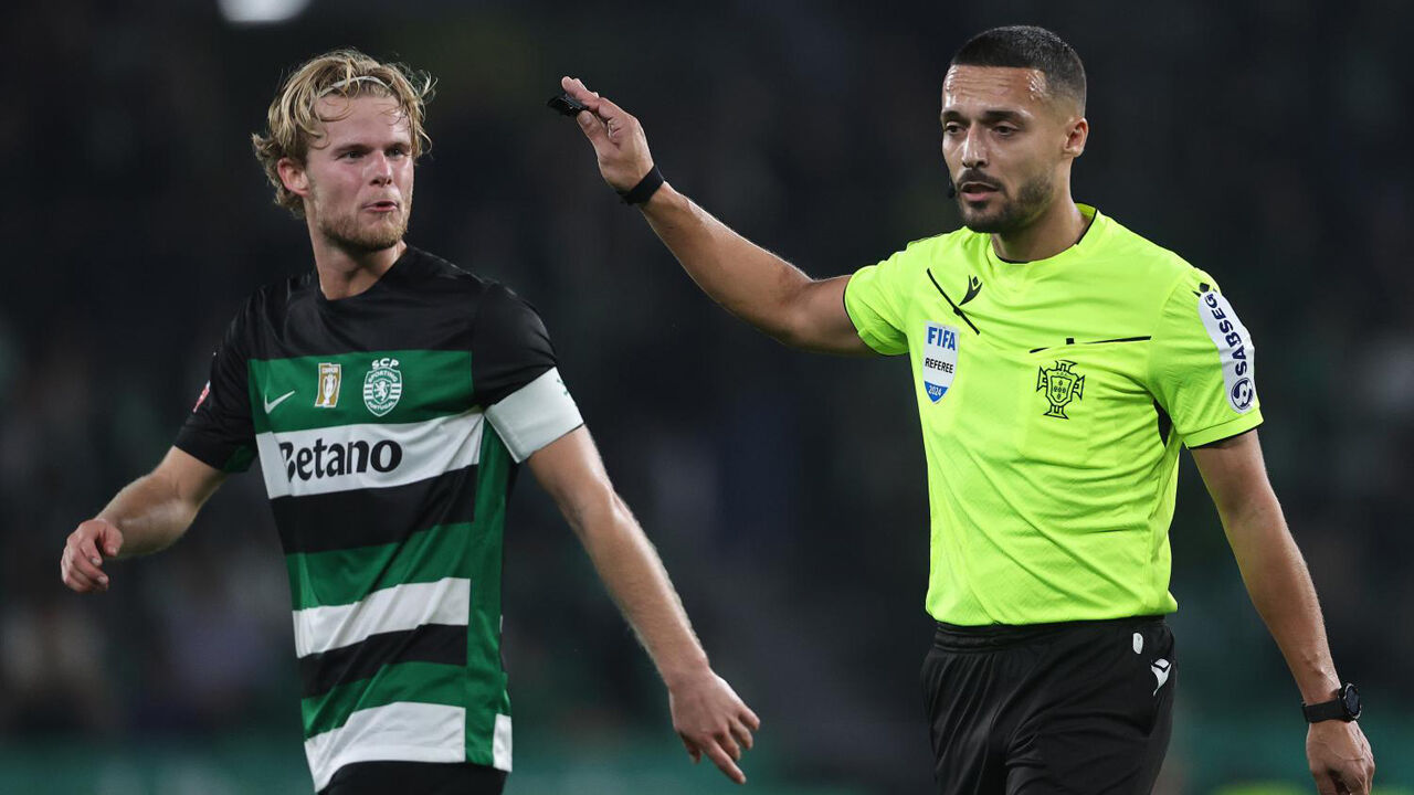 Morten Hjulmand e Cláudio Pereira à conversa no jogo da 1.ª volta, em Alvalade