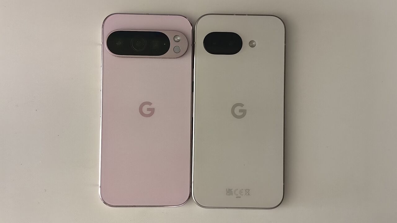 Pixel 9 Pro à esquerda e o Pixel 9a à direita