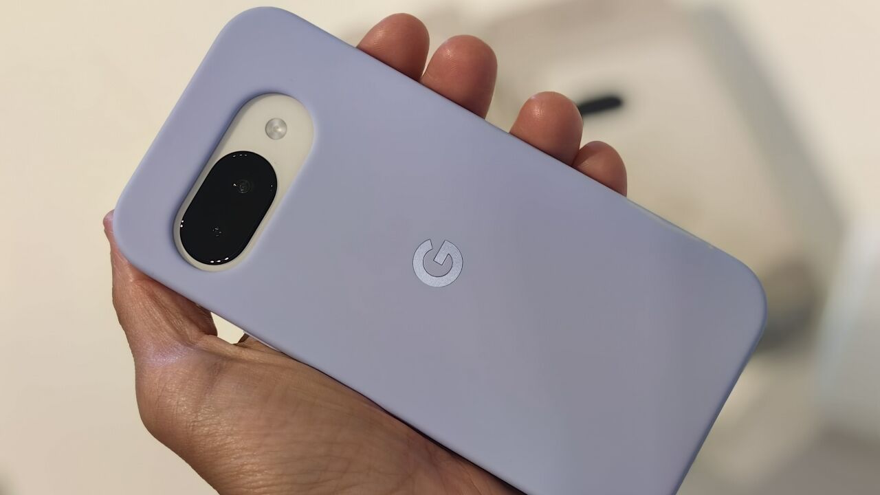 Pixel 9a assenta muito bem na mão e não 'foge'