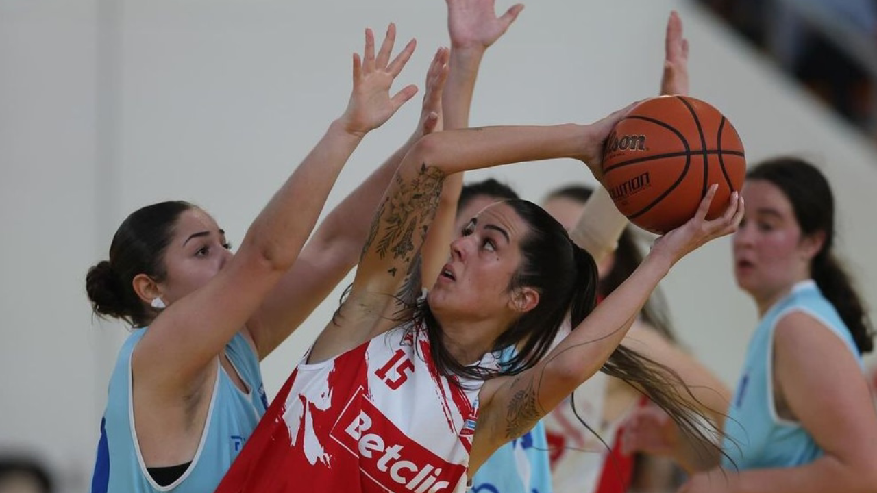 Catarina Fernandes em ação durante um jogo