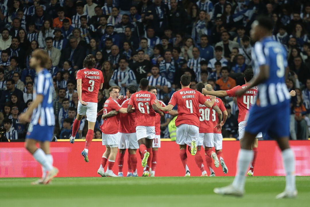 Jogadores do Benfica a festejarem triunfo frente ao FC Porto