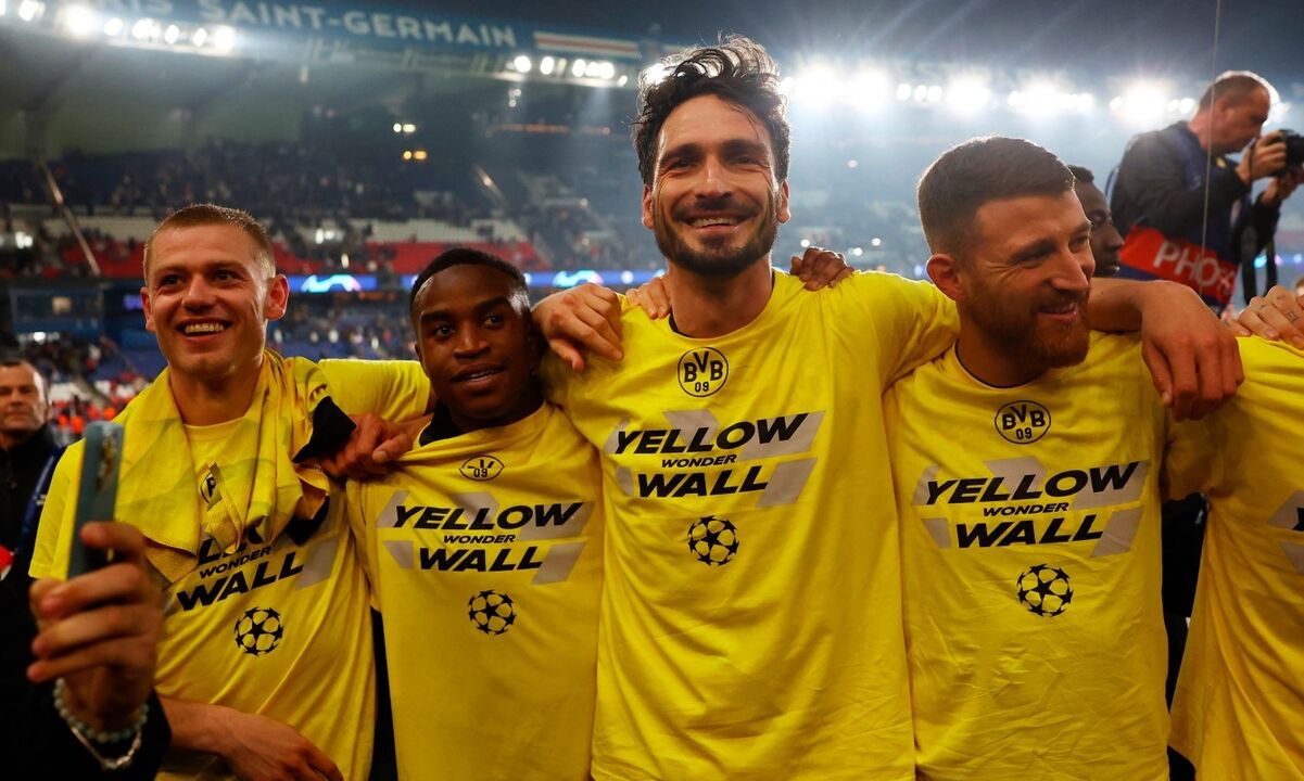 Hummels sorridente com a camisola amarela