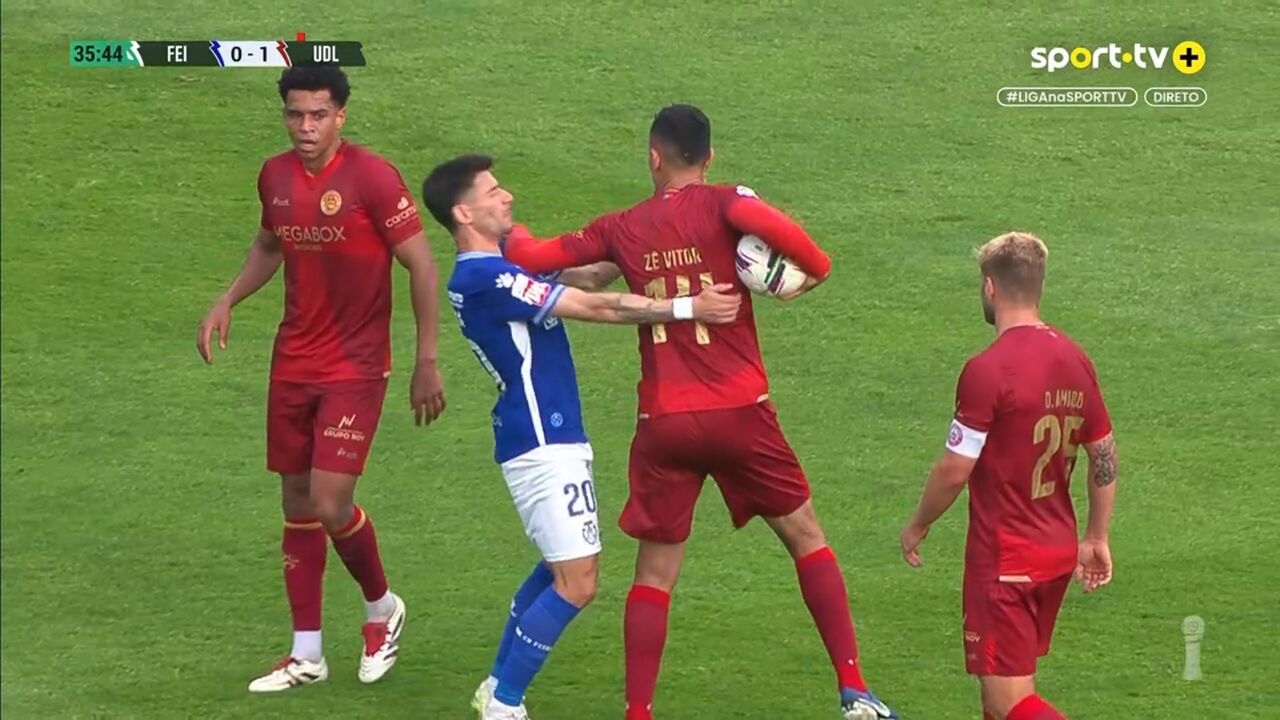 Insólito no Feirense-U.Leiria: Zé Vítor recebe dois amarelos e é expulso num minuto 