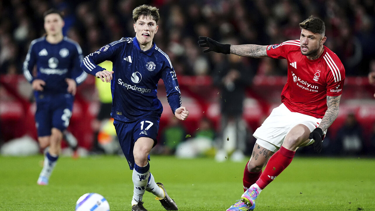 Morato (à direita) disputa a bola com Garnacho no Nottingham-Manchester United