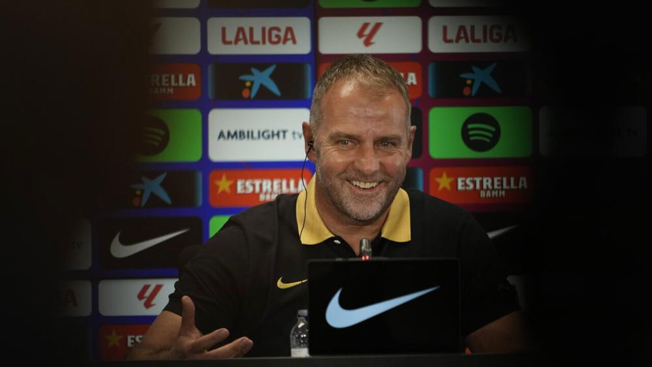 Hansi Flick durante conferência de imprensa