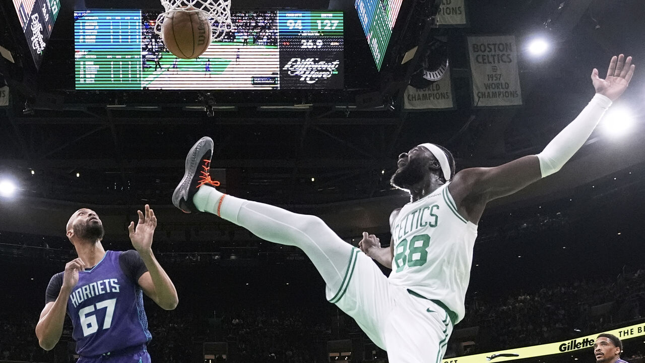 Neemias Queta em ação na vitória caseira dos Boston Celtics frente aos Charlotte Hornets