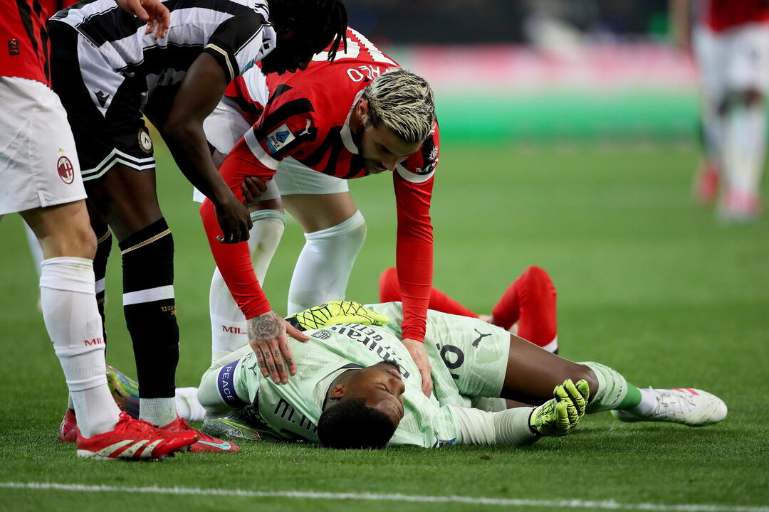 Momento de aflição com Mike Maignan no jogo entre o Milan e a Udinese