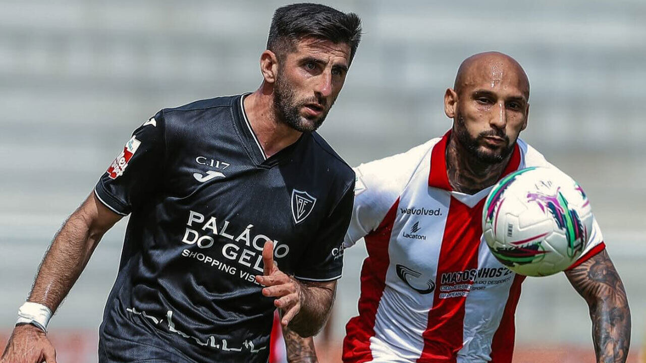 Jogadores a disputar a bola durante o encontro