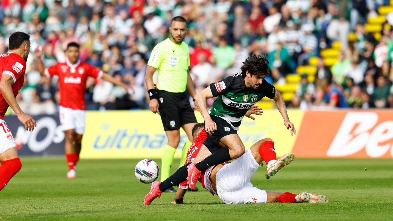 Trincão disputa a bola durante o Santa Clara-Sporting