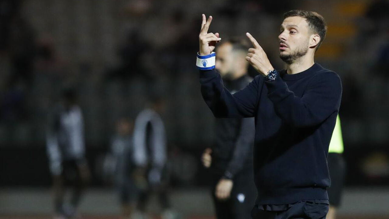 Martín Anselmi dá indicações durante o Casa Pia-FC Porto