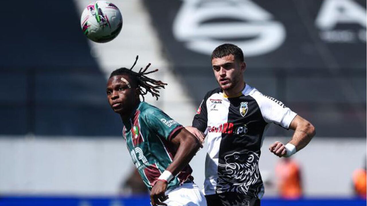 Chico Banza e Menino durante o E. Amadora-Farense