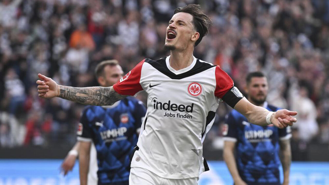 Robin Koch celebra o segundo golo do Eintracht frente ao Heidenheim