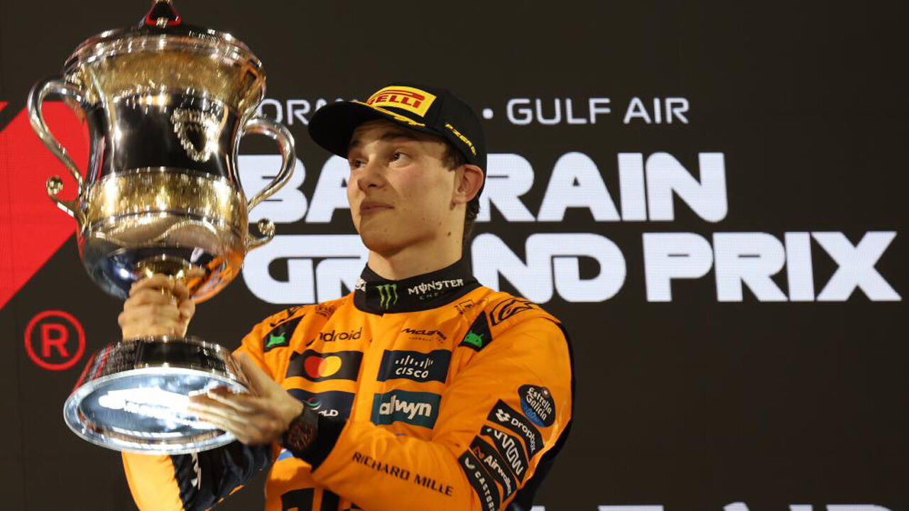 Oscar Piastri com o troféu após conquistar o GP do Bahrain