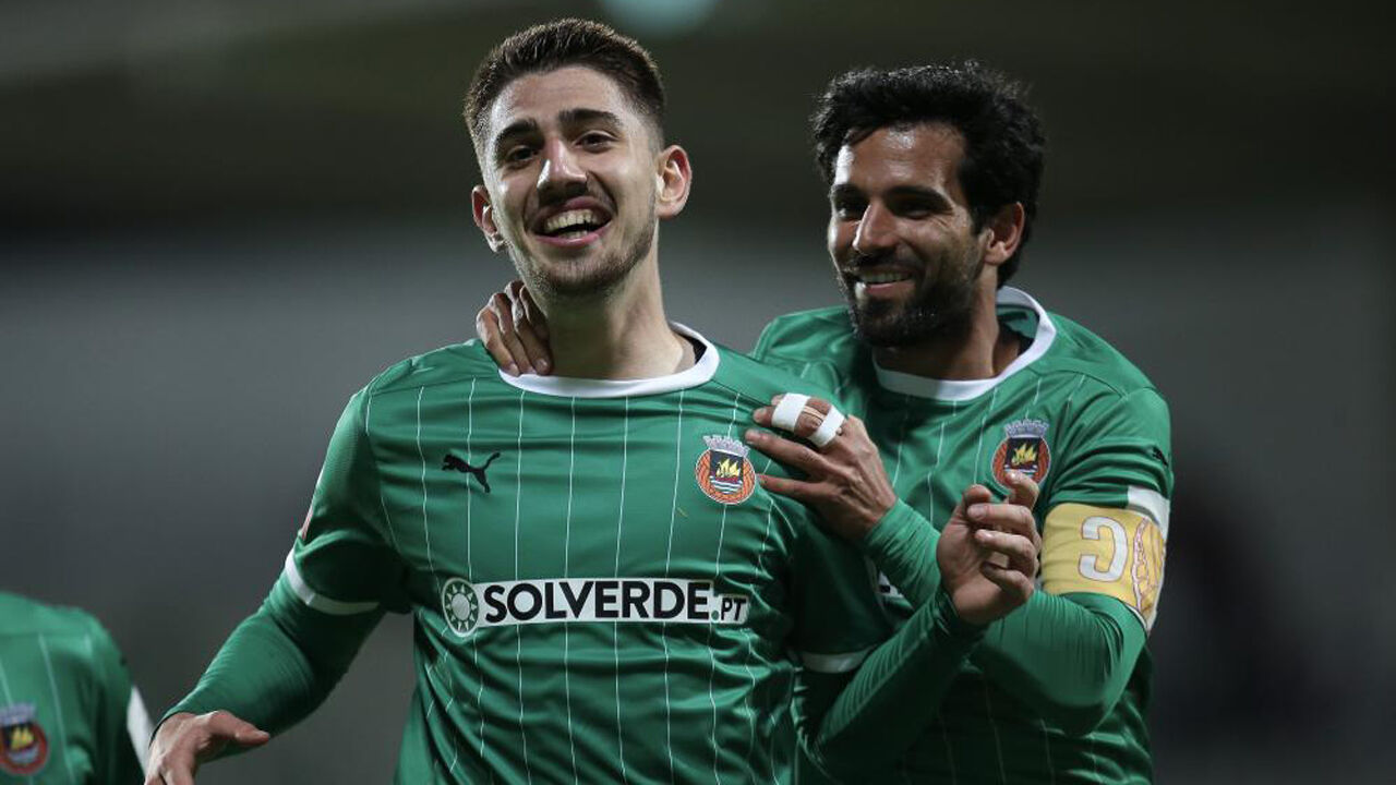 Os jogadores do Rio Ave festejam frente ao Moreirense