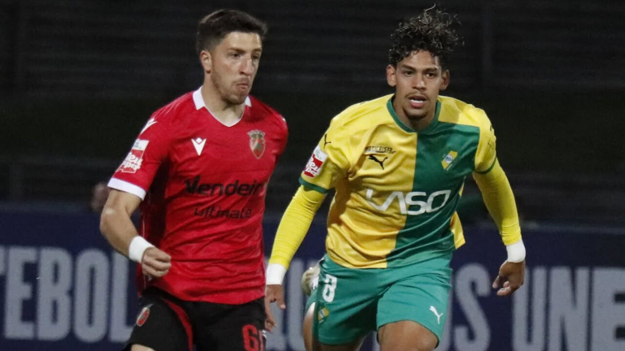 Os jogadores em ação no Mafra-Penafiel