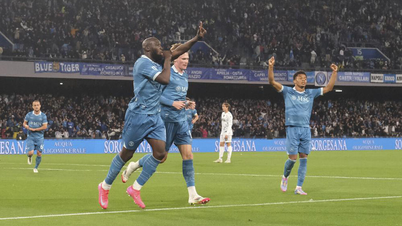 Lukaku, McTominay e David Neres festejam durante o Nápoles-Empoli