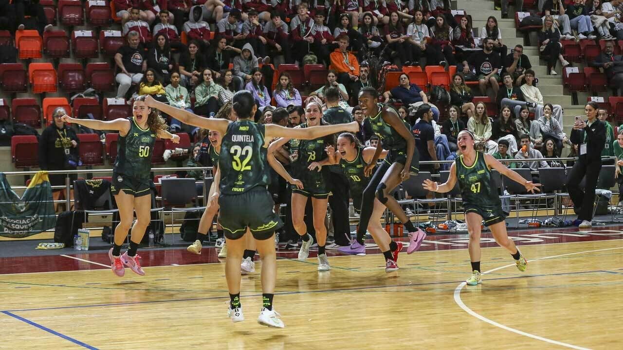 As sub-16 do Porto celebram a vitória na final