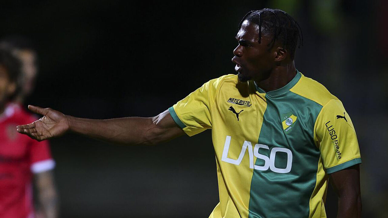 Friday Etim bisou frente ao Penafiel