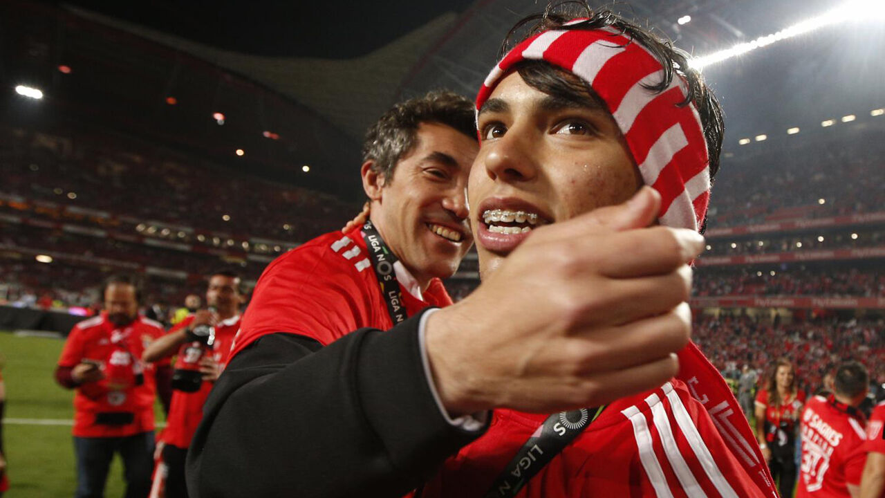 Bruno Lage e João Félix festejam, no relvado da Luz, o campeonato que o Benfica conquistou em 2018/19