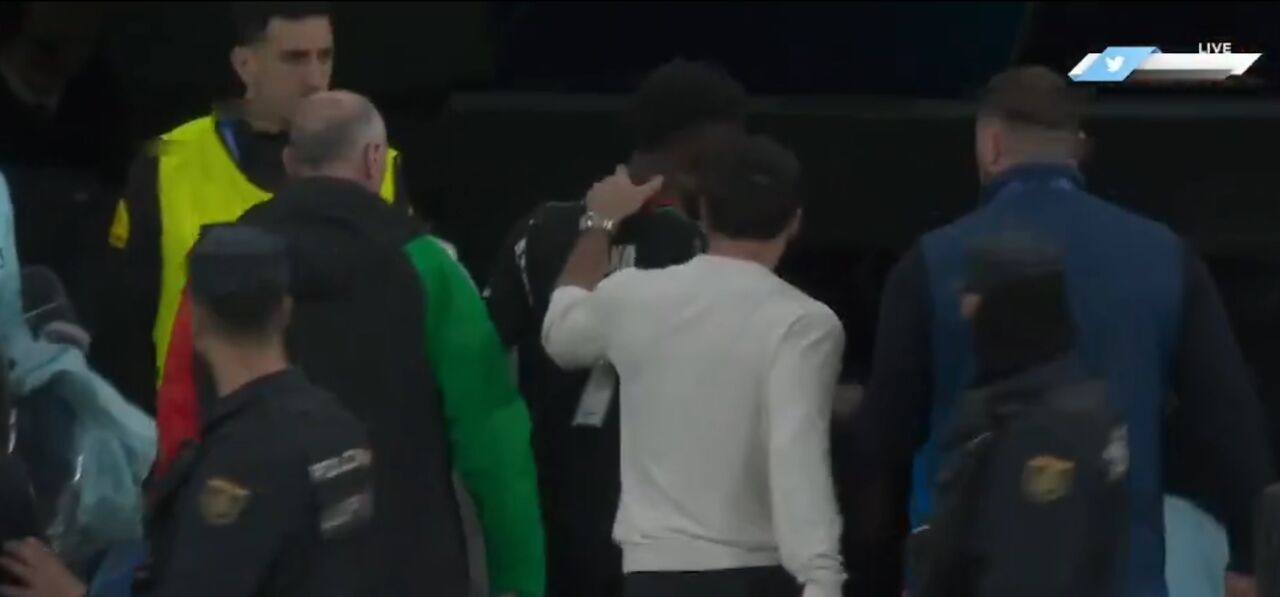 Carvajal agarra Saka pelo pescoço