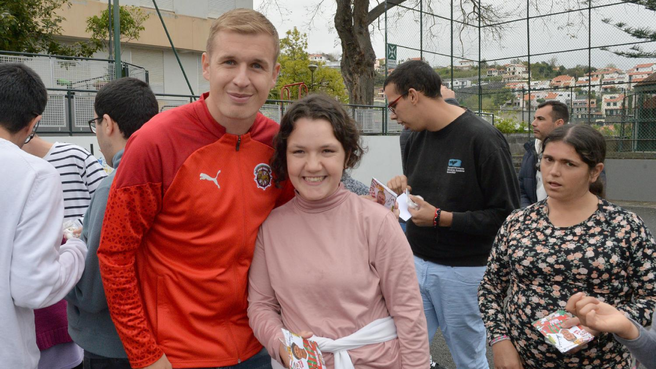 Danilovic tirou fotografias com jovens fãs durante a visita às Irmãs Hospitaleiras