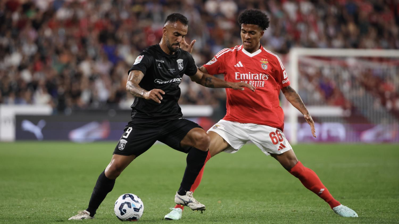 Joshua Wynder disputa a posse de bola com um jogador do Tirsense, durante a 1.ª mão das meias-finais da Taça de Portugal