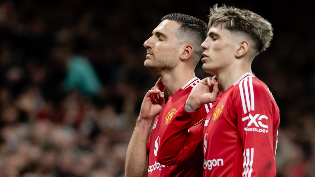 Diogo Dalot e Alejandro Garnacho festejam golo frente ao Lyon, nos quartos-de-final da Liga Europa