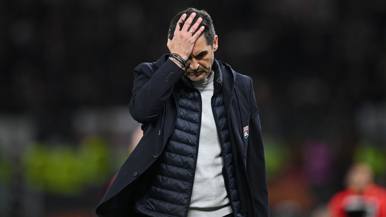 Paulo Fonseca cabisbaixo após eliminação do Lyon da Liga Europa, frente ao Manchester United de Ruben Amorim