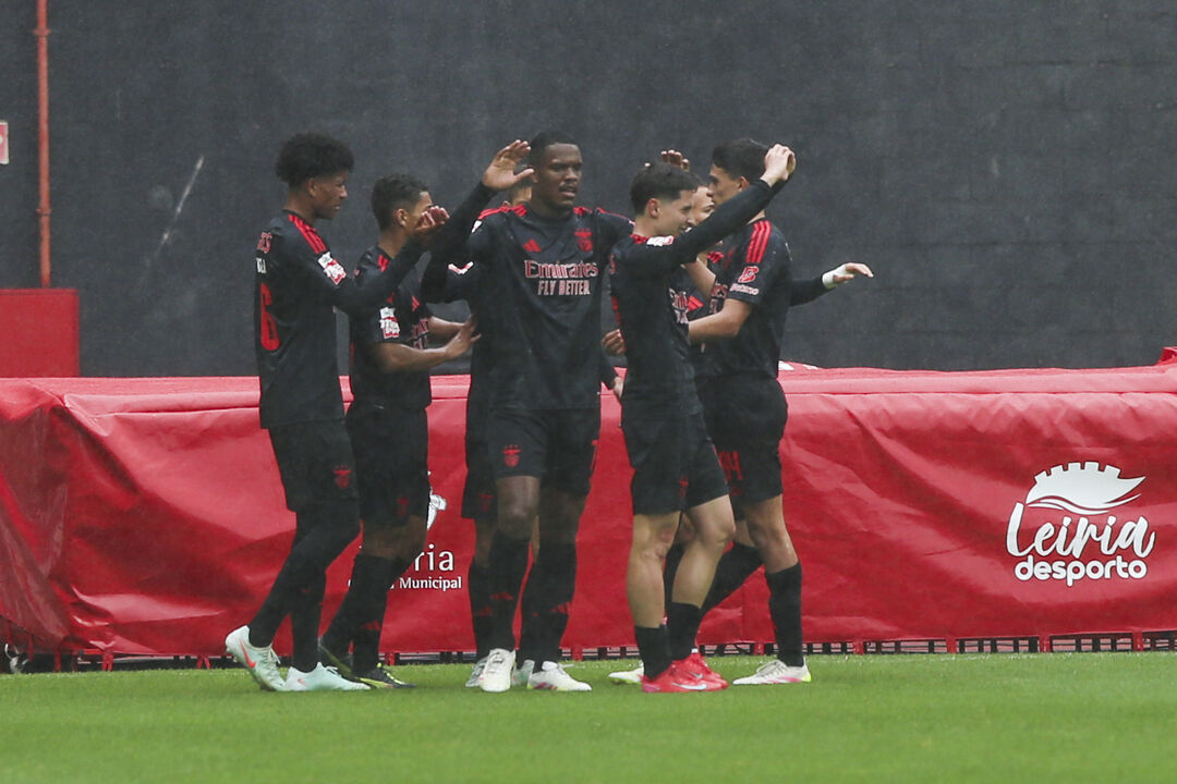 Jogadores do Benfica B comemoram golo frente à U. Leiria