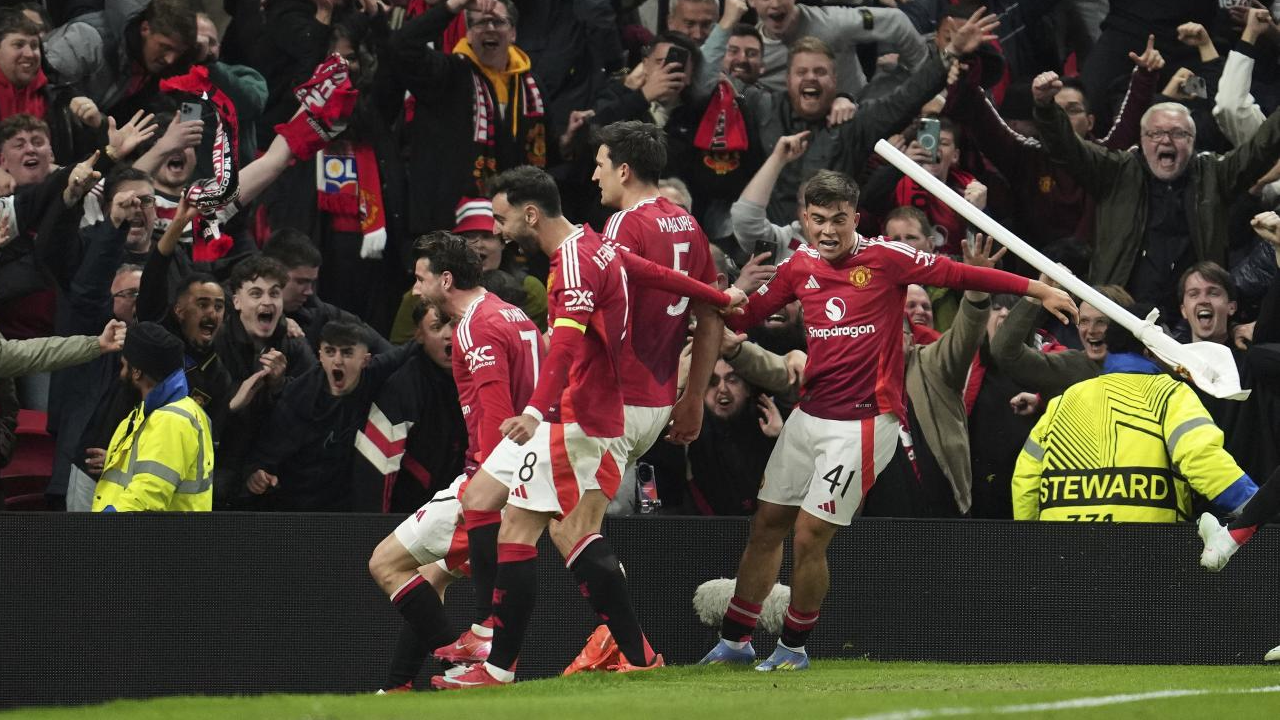 Jogadores do Manchester United, com Bruno Fernandes no meio, celebram vitória épica sobre o Lyon na Liga Europa