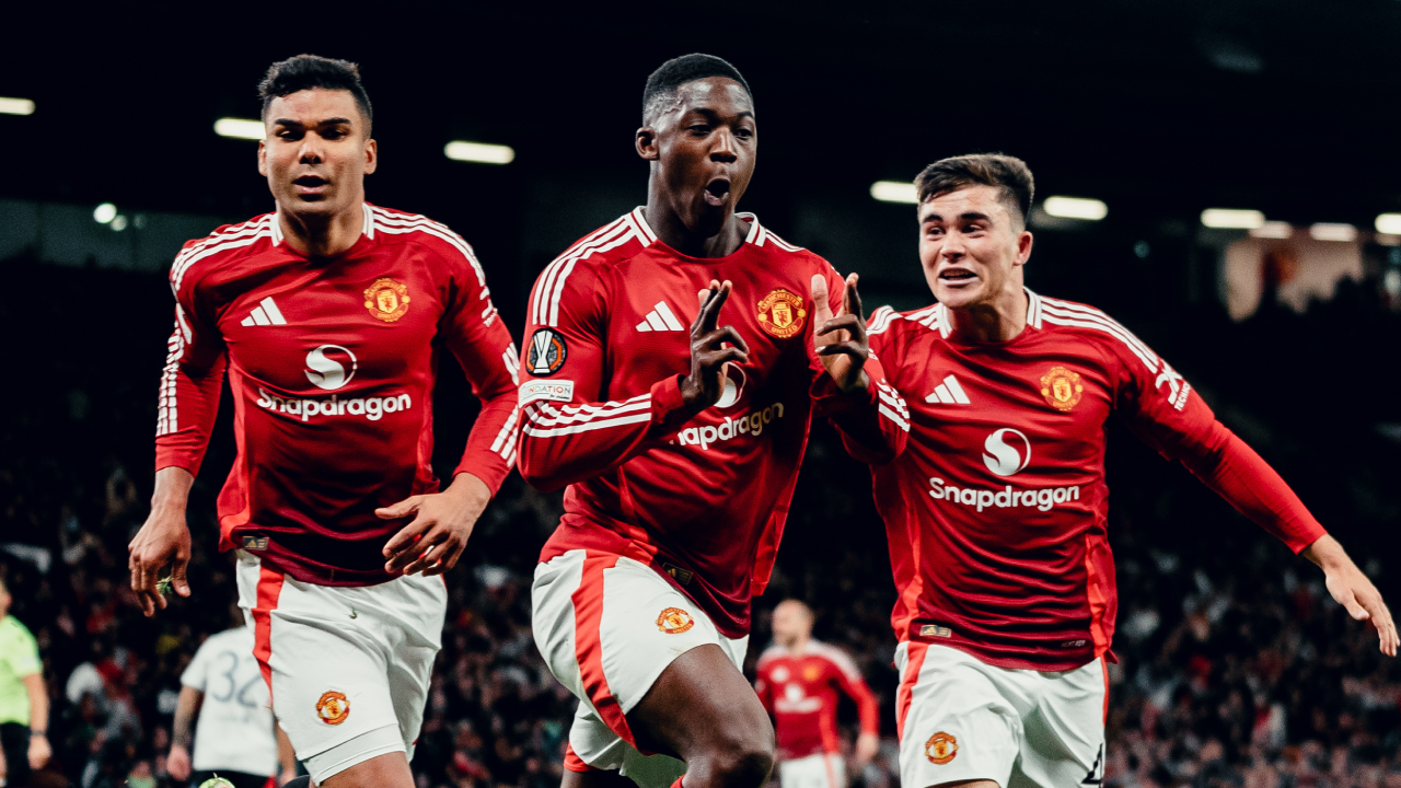 Casemiro, Kobbie Mainoo e Harry Amass, jogadores do Man. United, festejam o 4-4 frente ao Lyon