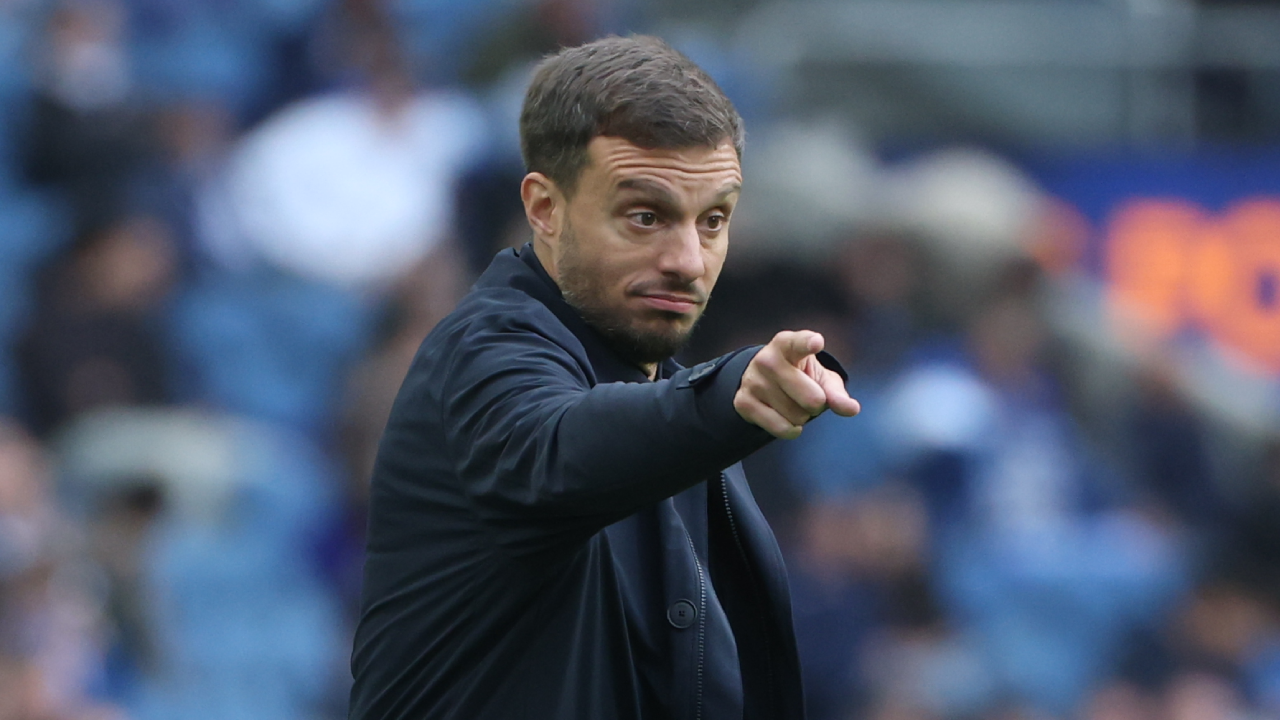 Martín Anselmi dá indicações aos jogadores do FC Porto durante o jogo com o Famalicão, no Estádio do Dragão