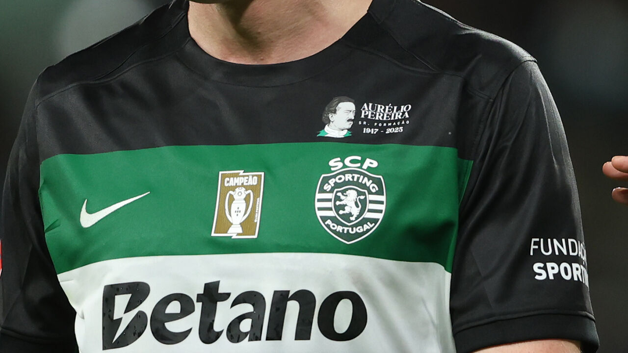 O pormenor da camisola de homenagem a Aurélio Pereira