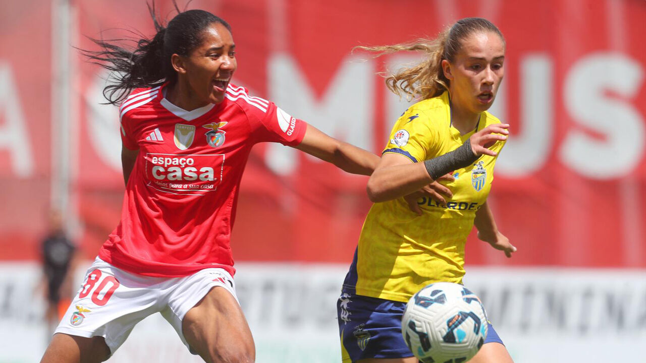 As jogadores disputam a posse de bola no Benfica-Valadares Gaia