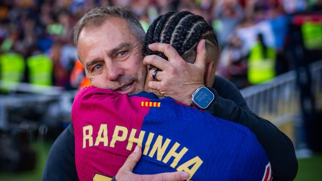 Hansi Flick e Raphinha abraçados no final do Barcelona-Celta de Vigo