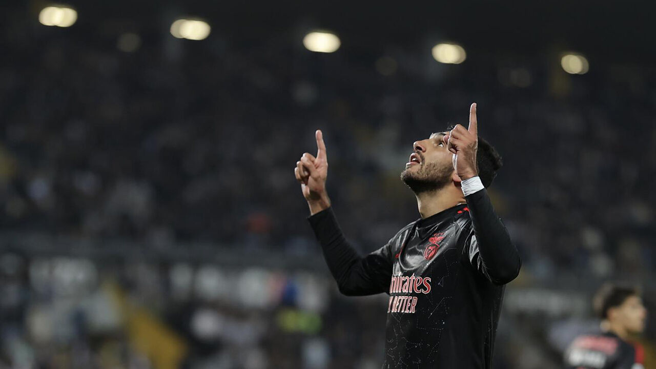 Pavlidis bisou diante dos vitorianos