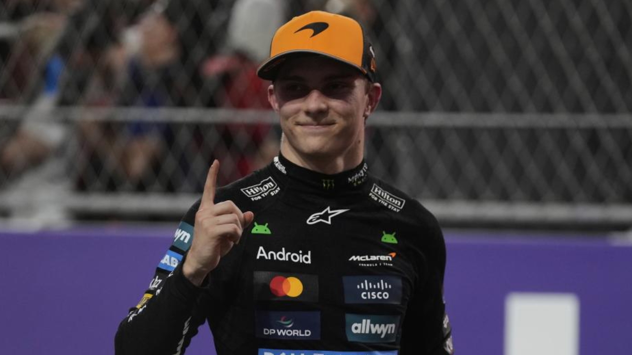 Oscar Piastri celebra a vitória e a subida ao 1.º lugar no Mundial de pilotos após a vitória na Arábia Saudita