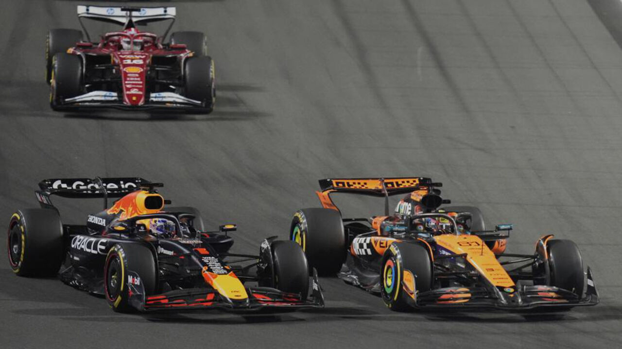 Piastri tentou ultrapassar Verstappen logo na curva inicial: holandês saiu de pista e reentrou à frente do australiano. Resultado? Max foi penalizado 5 segundos