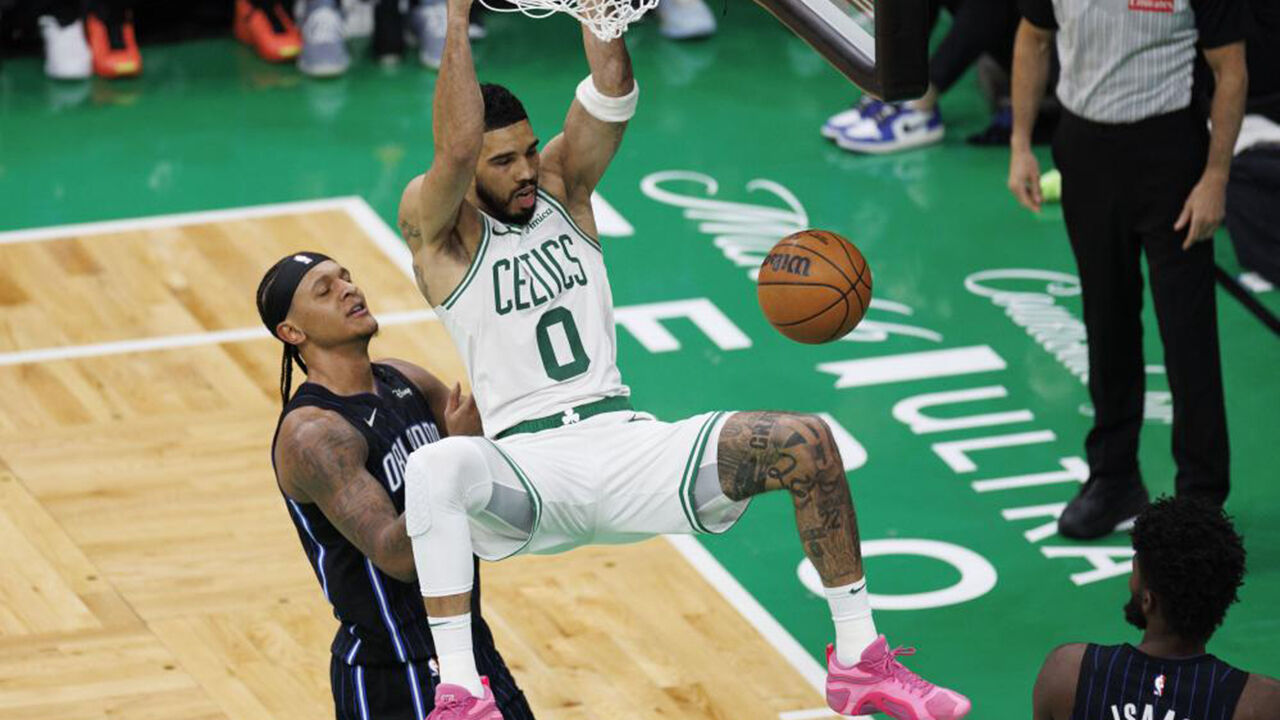 Jayson Tatum fez 17 pontos e assustou com queda no final 