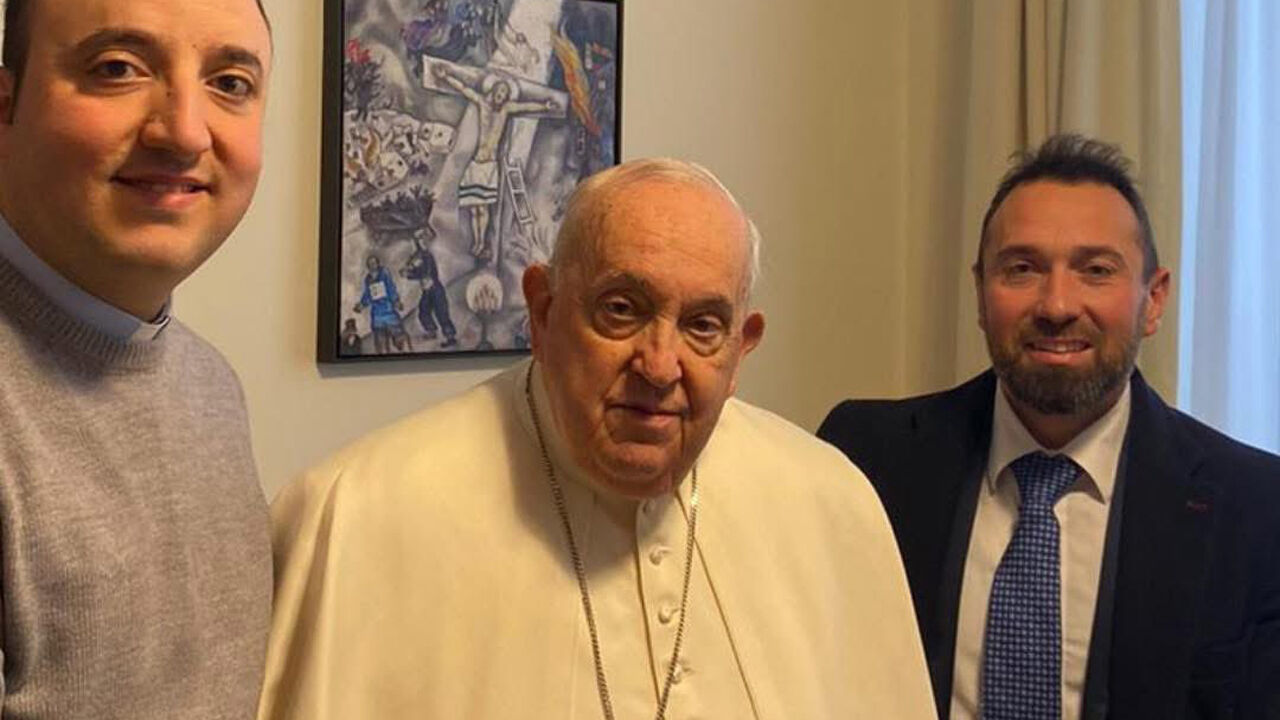 O momento em que o Papa Francisco assina a camisola do Avellino